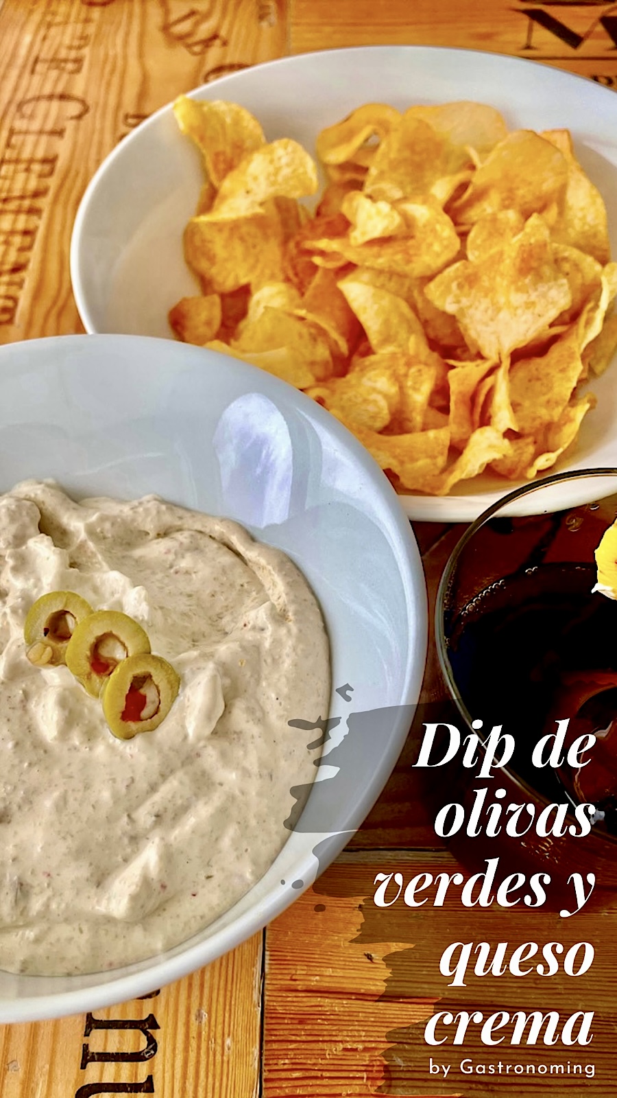 Dip de olivas verdes y queso crema para un aperitivo completo